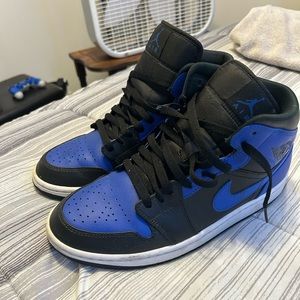Jordan 1 Mid “Hyper Royal”